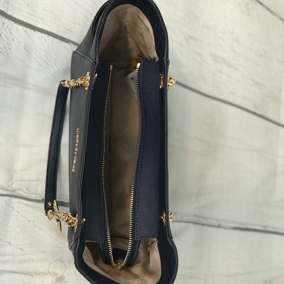 🎉ᕼᑭ🎉 Michael Kors Jet Set Tote - Picture 9 of 9